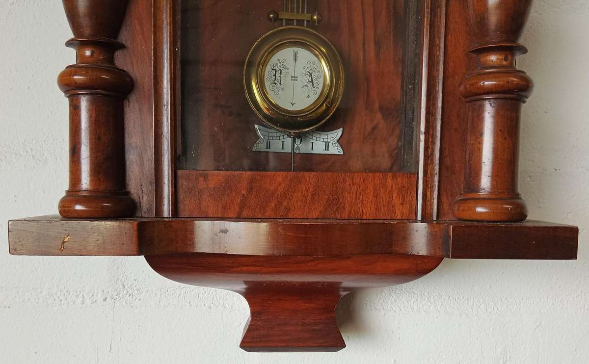 BEAUTIFUL VINTAGE WALNUT  WALL CLOCK