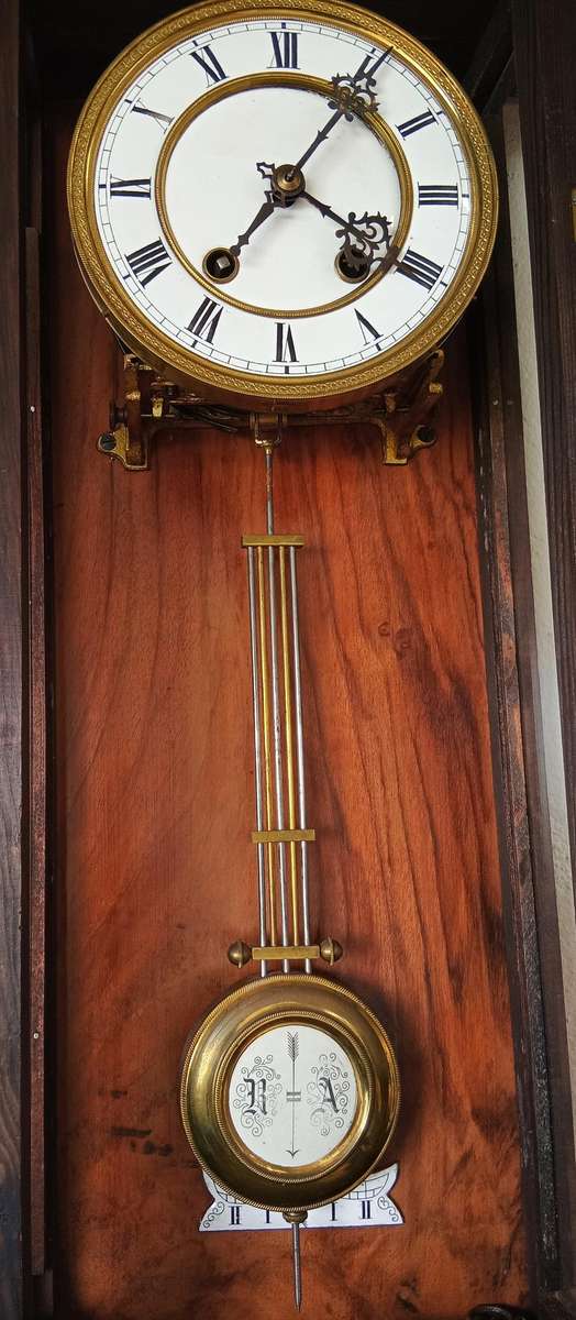 BEAUTIFUL VINTAGE WALNUT  WALL CLOCK