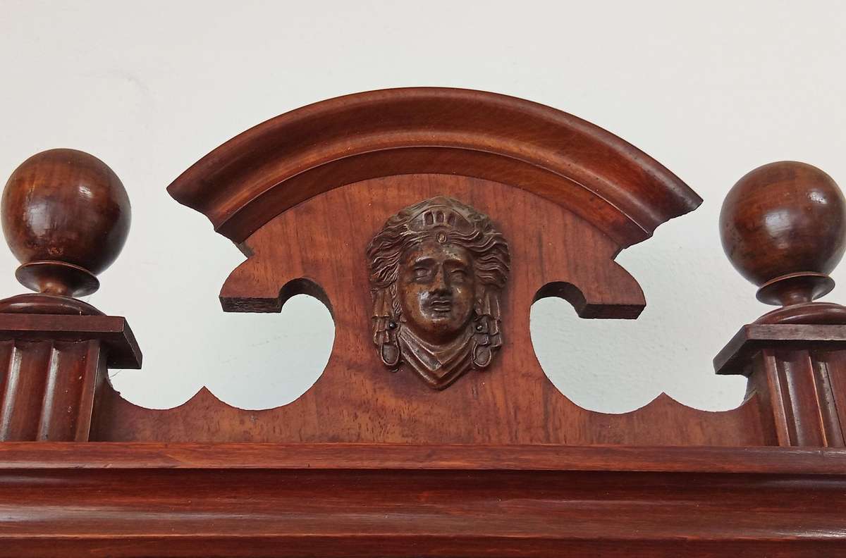 BEAUTIFUL VINTAGE WALNUT  WALL CLOCK