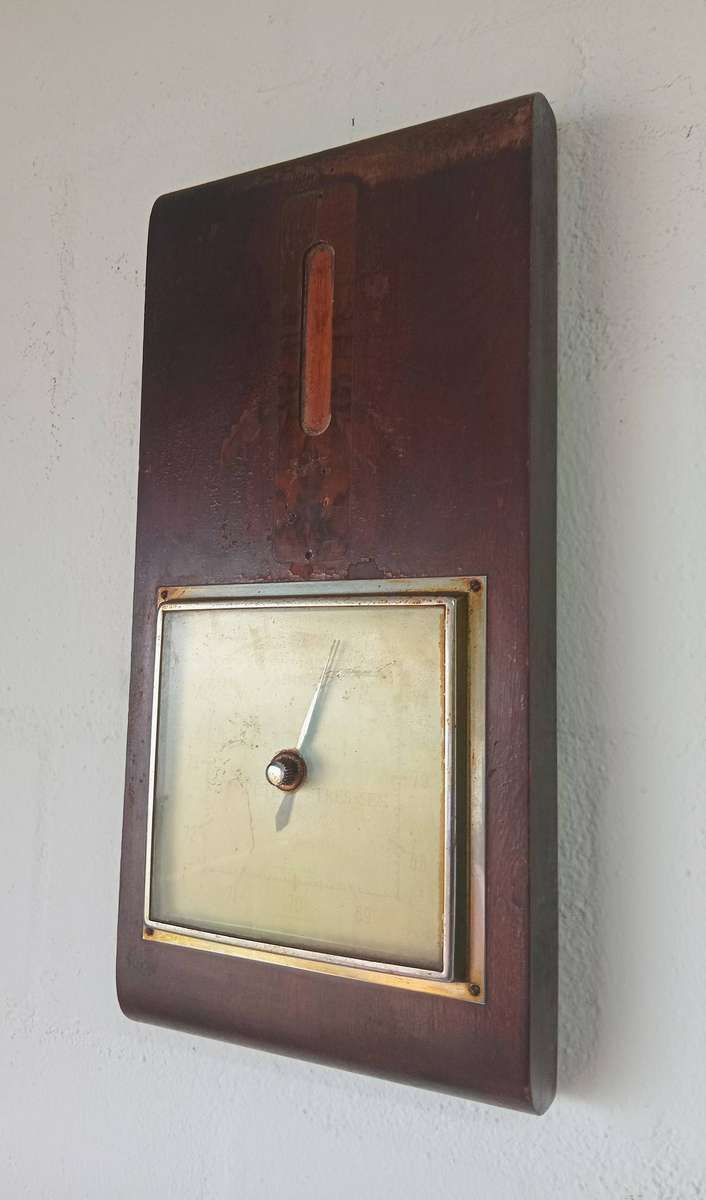VINTAGE WOODEN BAROMETER MADE IN ENGLAND *HIGHLY COLLECTABLE*