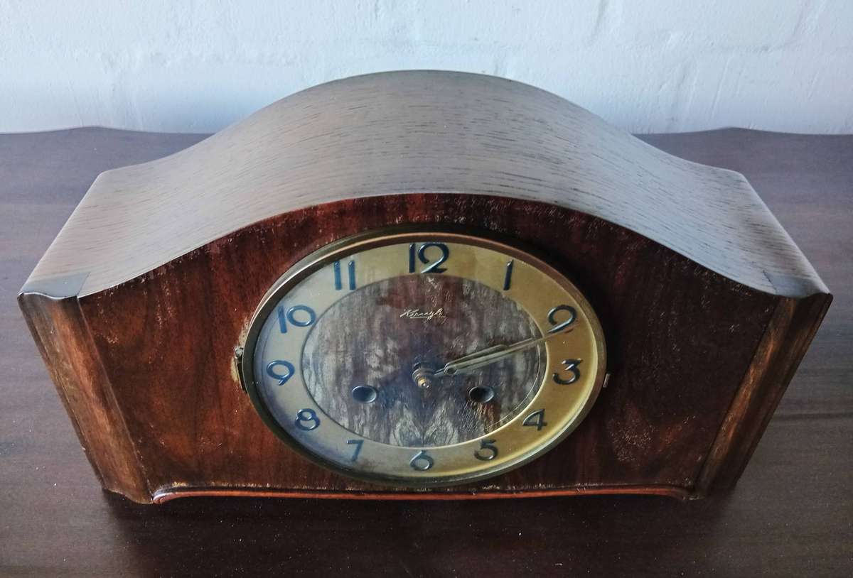 VINTAGE ART DECO CHIMING MANTEL CLOCK *HIGHLY COLLECTABLE*