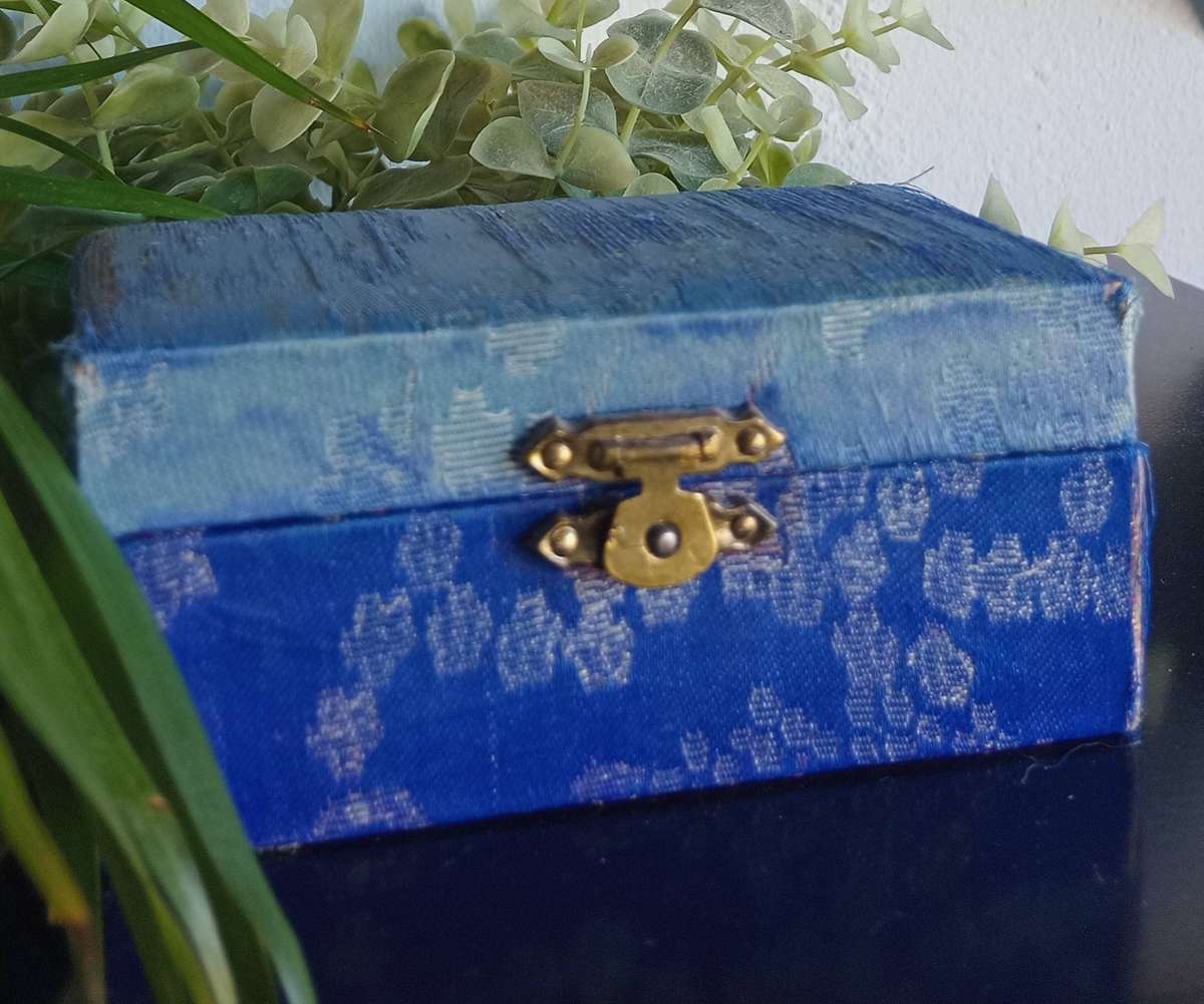 SET OF GREEN CHINESE HAND EXERCISE BALLS IN BLUE BOX