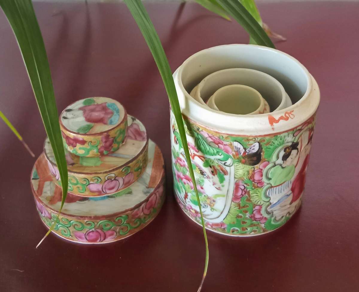 *Sells FOR R10000 OVERSEAS* ANTIQUE CHINESE QINY DYNASTY FAMILLIE ROSE MEDALLION LIDDED JAR!