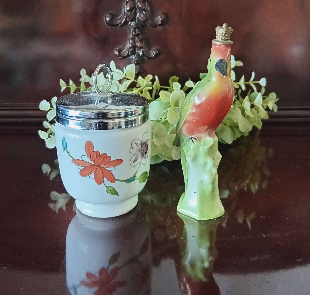 PORCELAIN VINTAGE DUO OF A PARROT DESIGNED PERFUME BOTTLE AND ROYAL WORCESTER EGG CODDLER