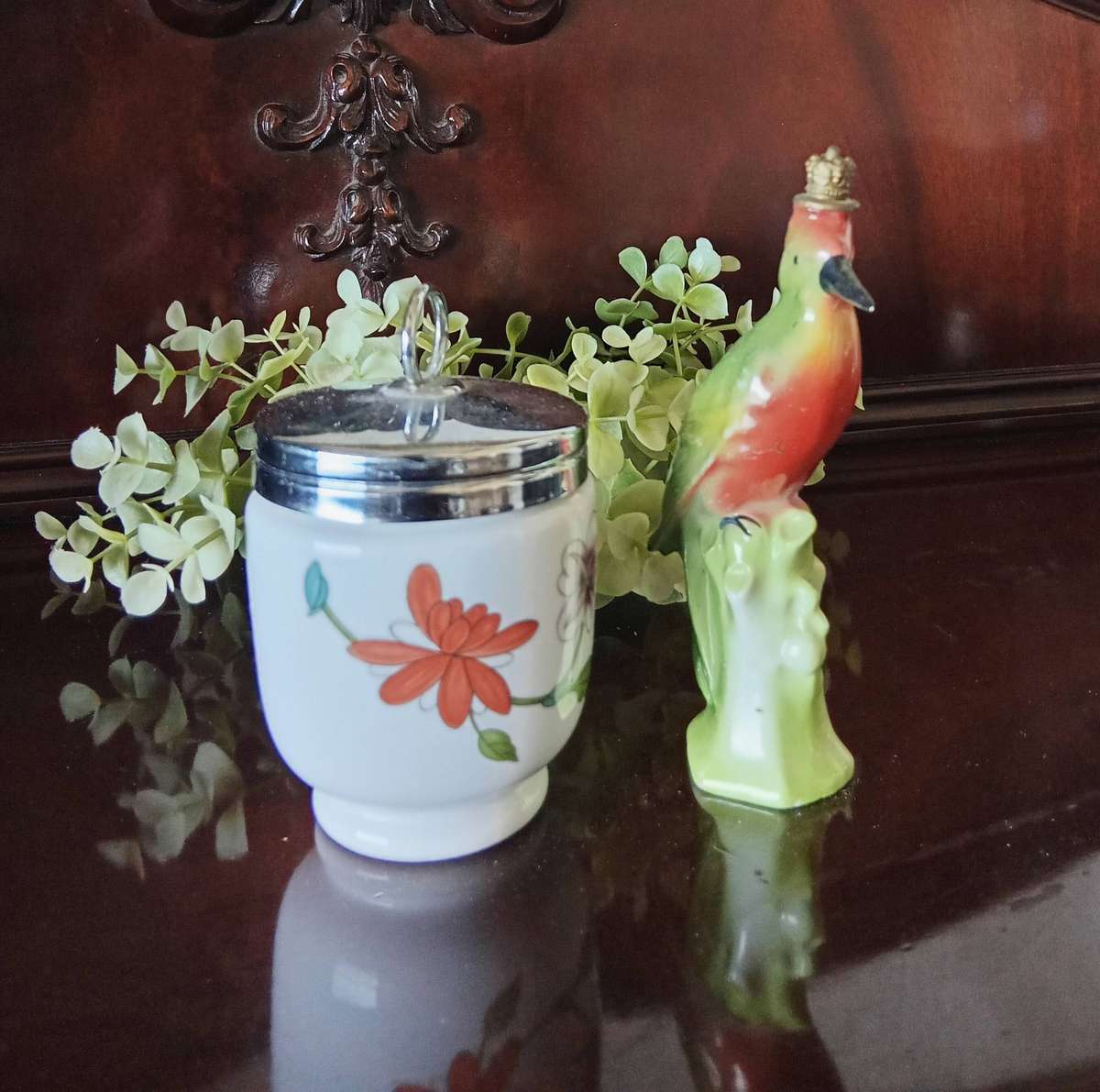 PORCELAIN VINTAGE DUO OF A PARROT DESIGNED PERFUME BOTTLE AND ROYAL WORCESTER EGG CODDLER