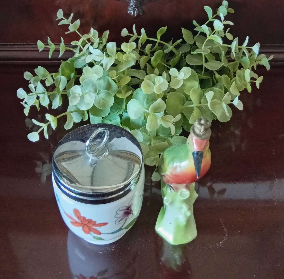 PORCELAIN VINTAGE DUO OF A PARROT DESIGNED PERFUME BOTTLE AND ROYAL WORCESTER EGG CODDLER