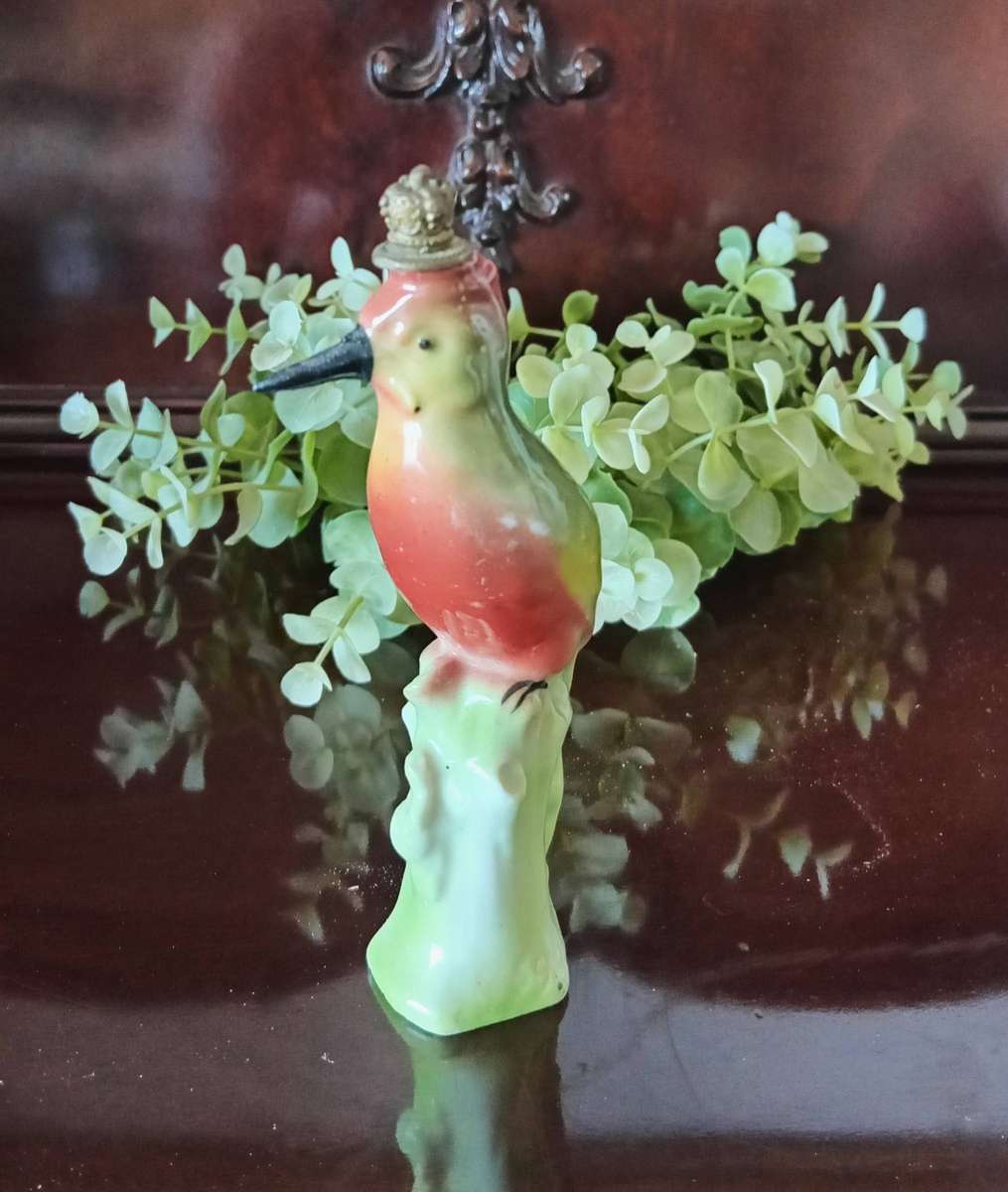PORCELAIN VINTAGE DUO OF A PARROT DESIGNED PERFUME BOTTLE AND ROYAL WORCESTER EGG CODDLER