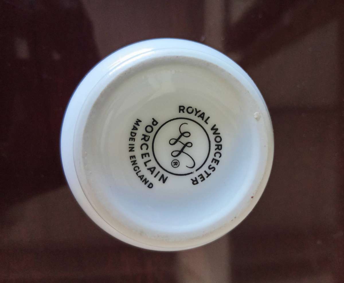 PORCELAIN VINTAGE DUO OF A PARROT DESIGNED PERFUME BOTTLE AND ROYAL WORCESTER EGG CODDLER