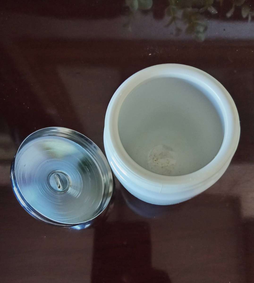 PORCELAIN VINTAGE DUO OF A PARROT DESIGNED PERFUME BOTTLE AND ROYAL WORCESTER EGG CODDLER