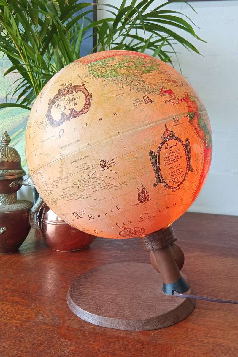 AMAZING READERS DIGEST ANTIQUE SPOT GLOBE*HIGHLY COLLECTABLE*(WORKING CONDITION)