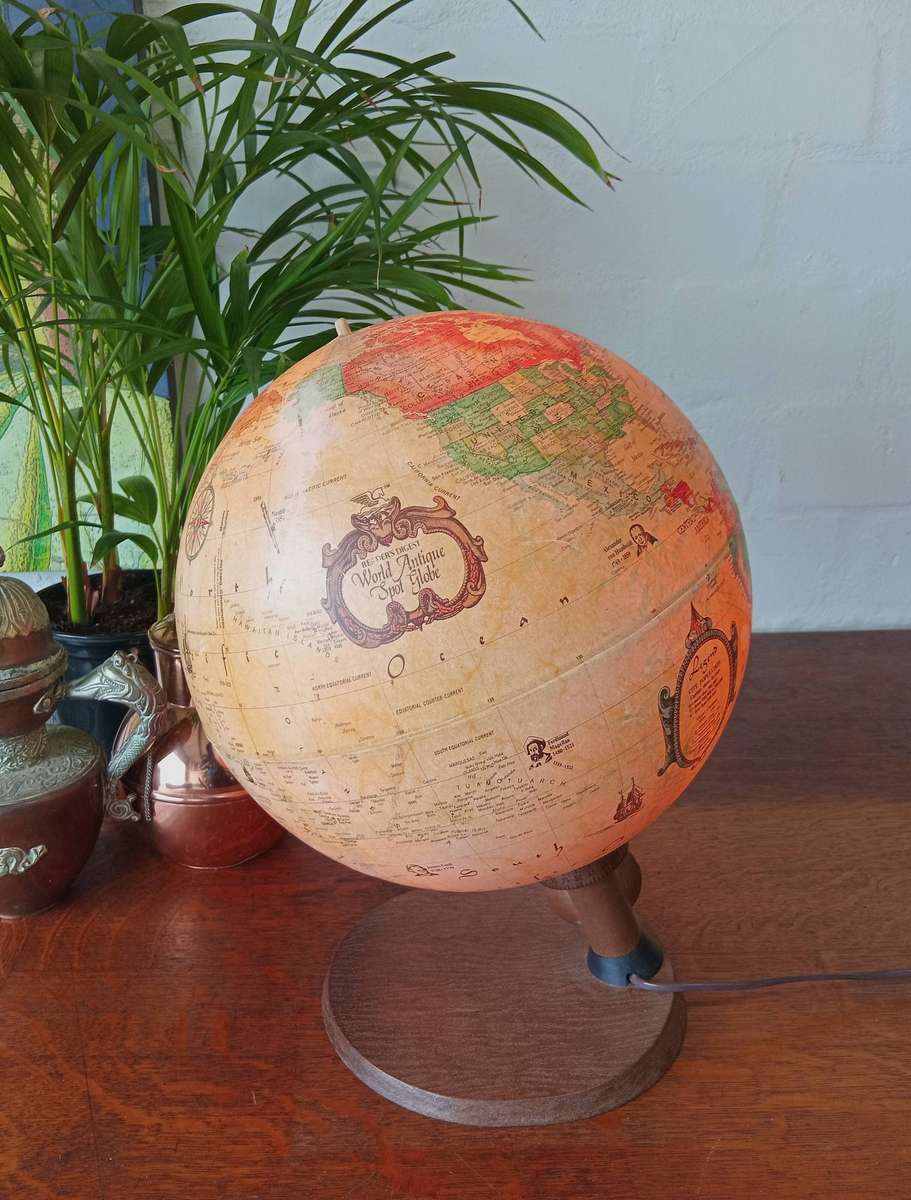 AMAZING READERS DIGEST ANTIQUE SPOT GLOBE*HIGHLY COLLECTABLE*(WORKING CONDITION)