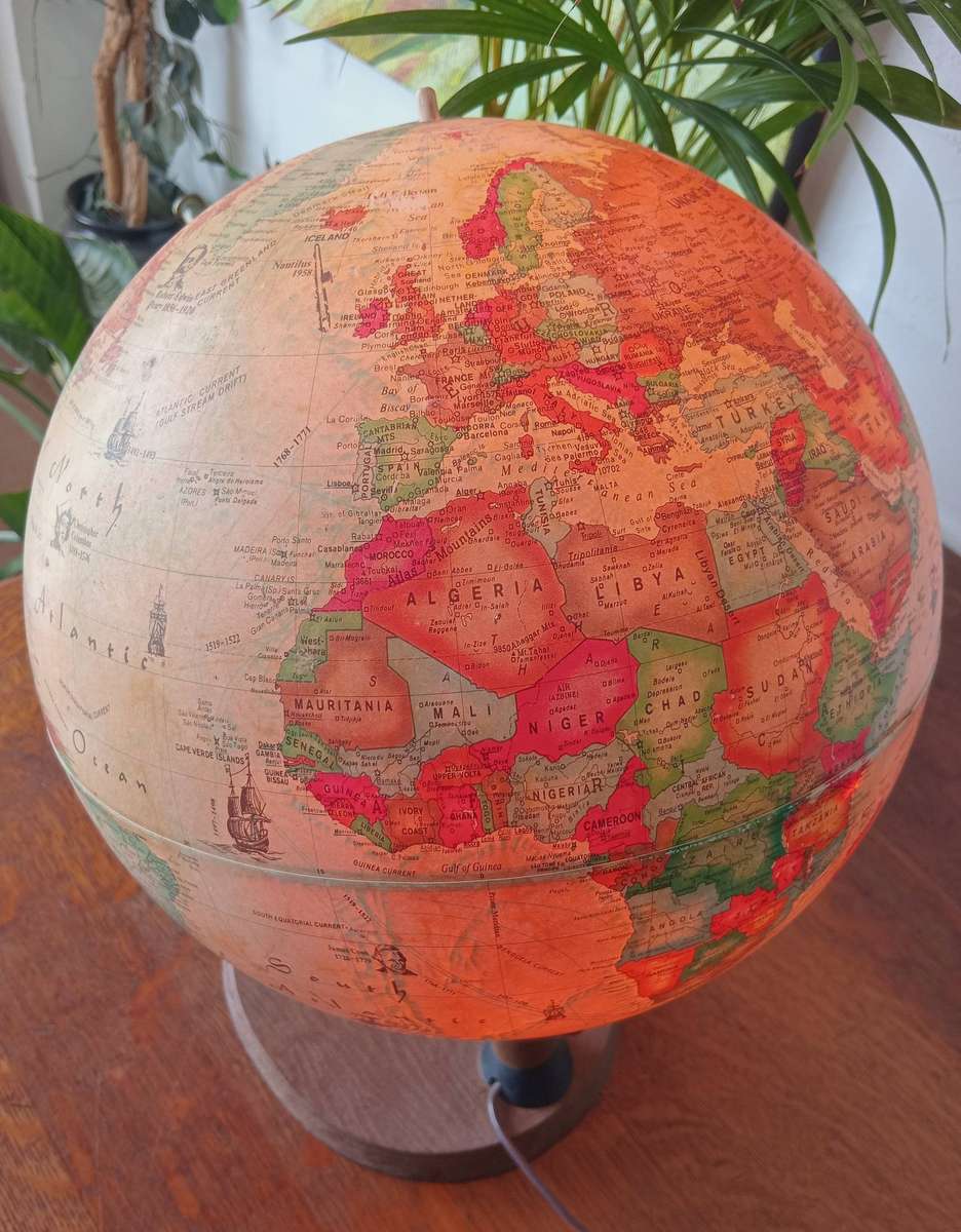 AMAZING READERS DIGEST ANTIQUE SPOT GLOBE*HIGHLY COLLECTABLE*(WORKING CONDITION)
