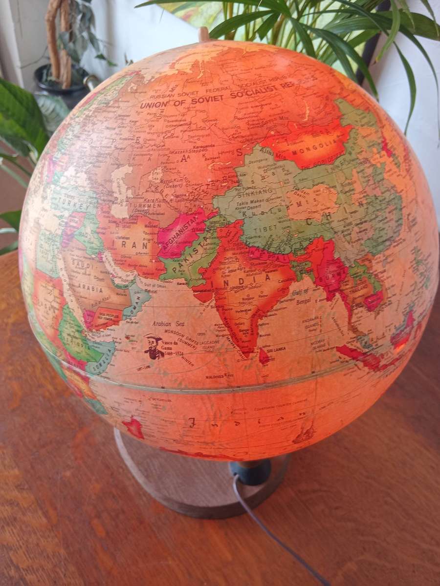 AMAZING READERS DIGEST ANTIQUE SPOT GLOBE*HIGHLY COLLECTABLE*(WORKING CONDITION)