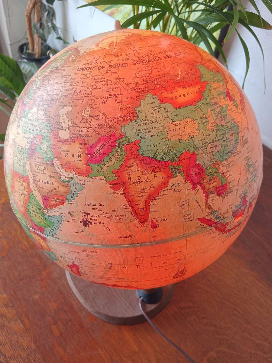 AMAZING READERS DIGEST ANTIQUE SPOT GLOBE*HIGHLY COLLECTABLE*(WORKING CONDITION)