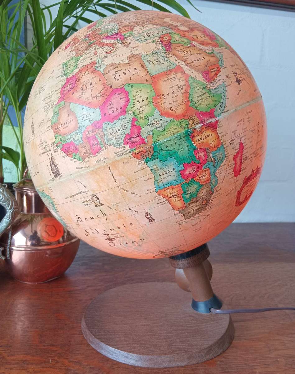 AMAZING READERS DIGEST ANTIQUE SPOT GLOBE*HIGHLY COLLECTABLE*(WORKING CONDITION)
