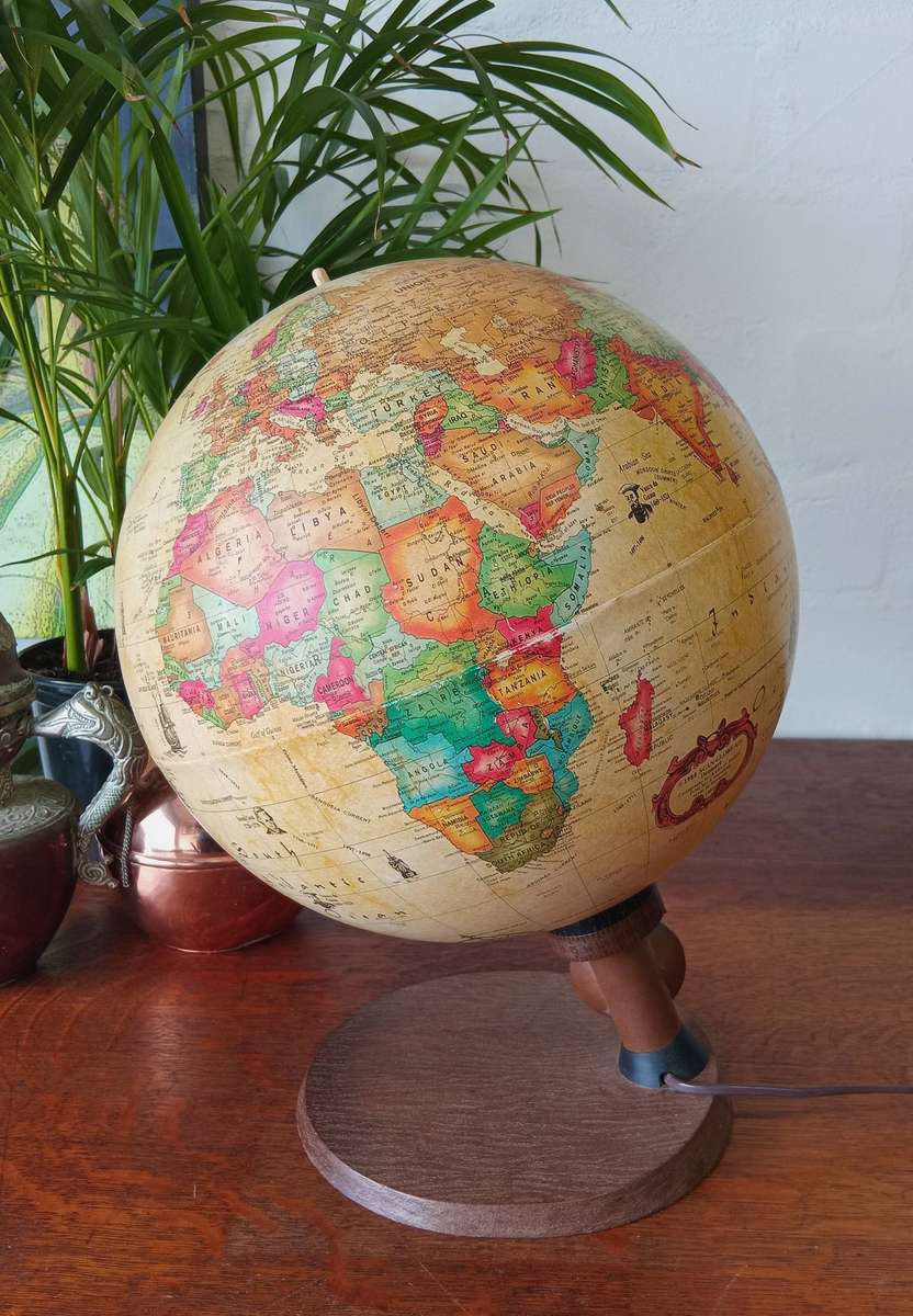 AMAZING READERS DIGEST ANTIQUE SPOT GLOBE*HIGHLY COLLECTABLE*(WORKING CONDITION)