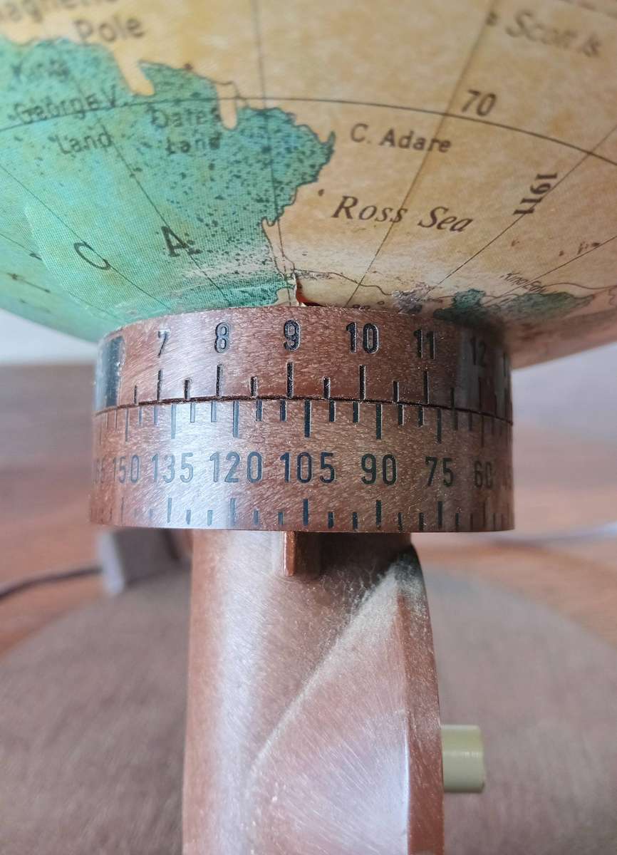 AMAZING READERS DIGEST ANTIQUE SPOT GLOBE*HIGHLY COLLECTABLE*(WORKING CONDITION)