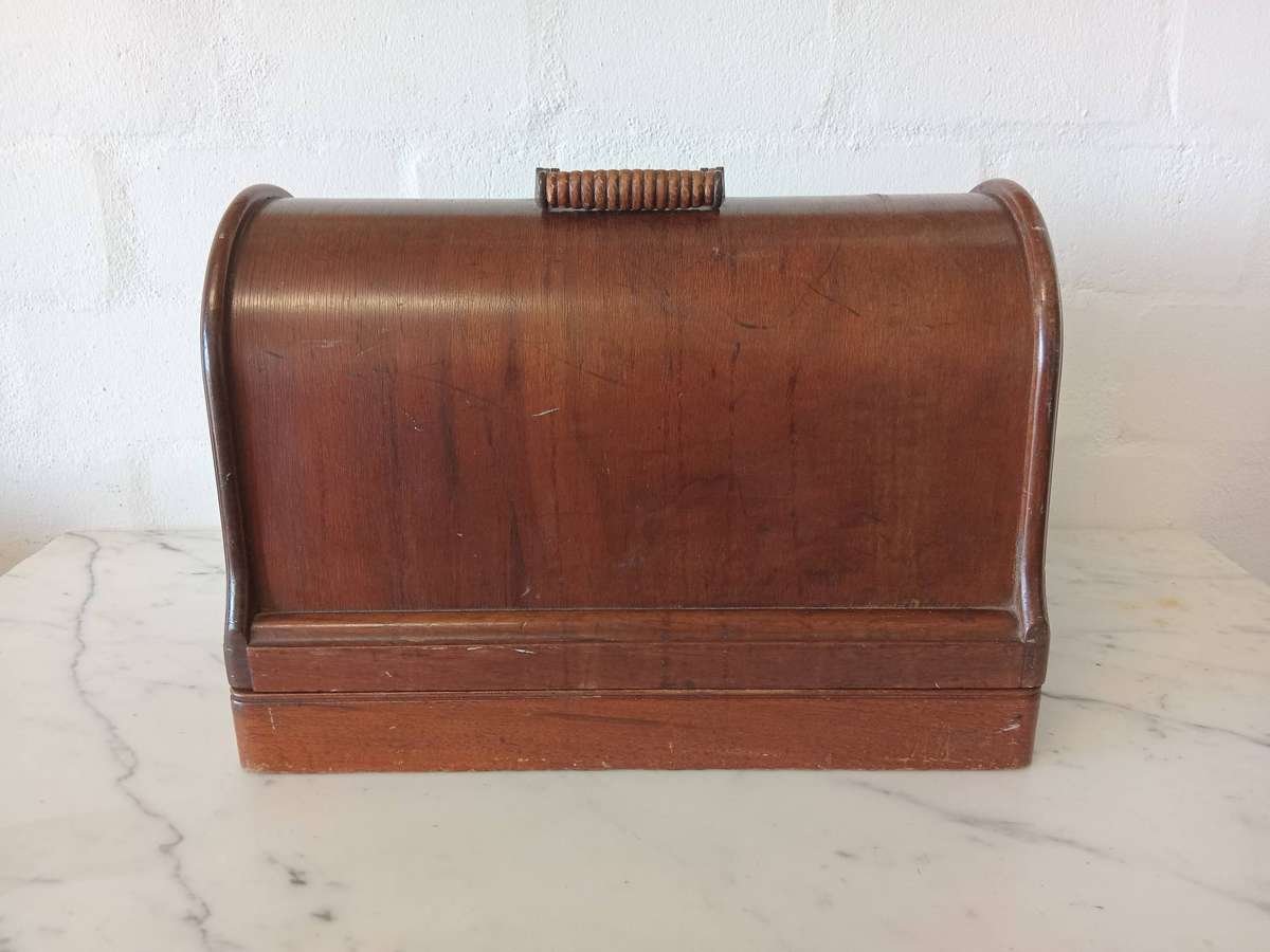 VINTAGE DOMESTIC SINGER SEWING MACHINE WITH CASE