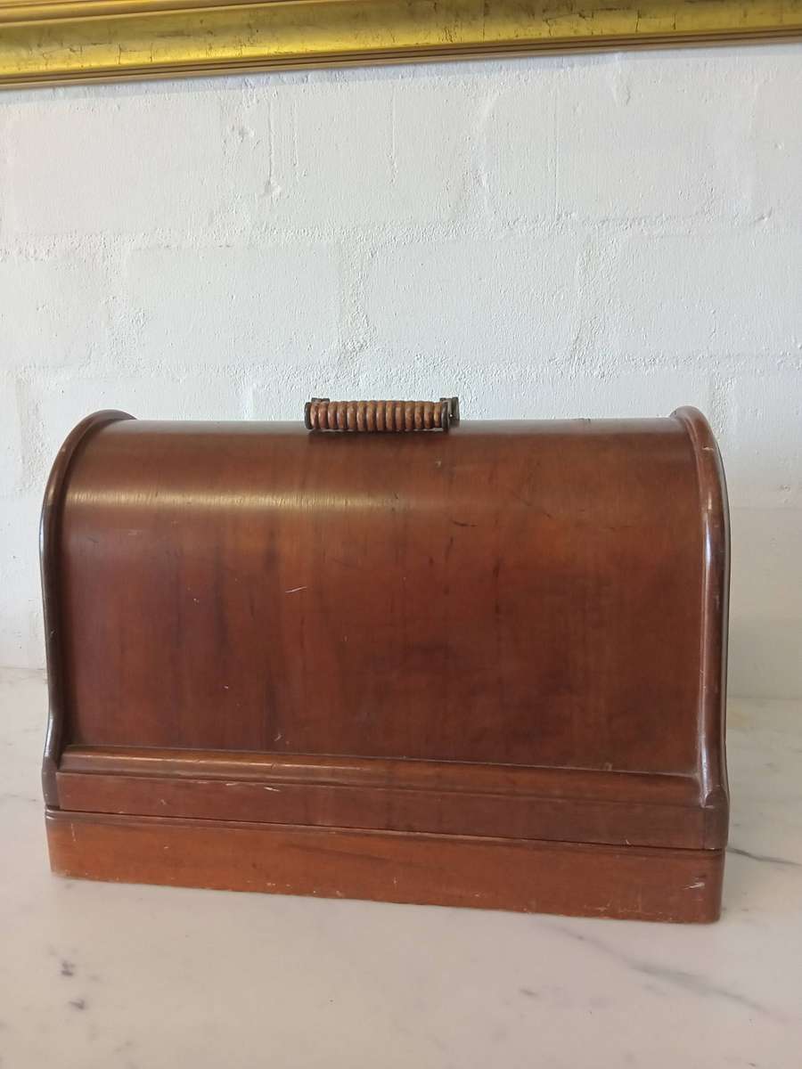 VINTAGE DOMESTIC SINGER SEWING MACHINE WITH CASE