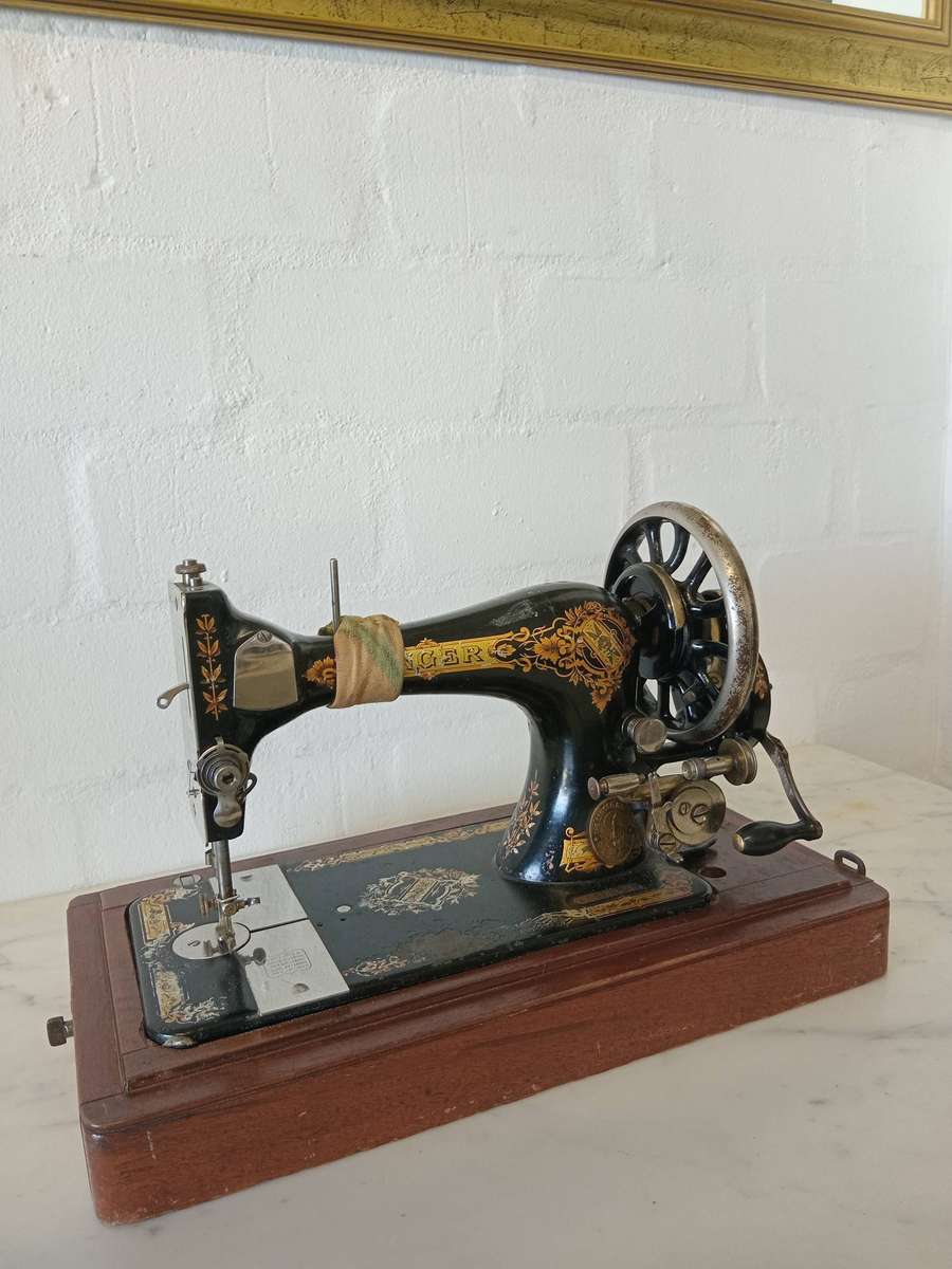 VINTAGE DOMESTIC SINGER SEWING MACHINE WITH CASE