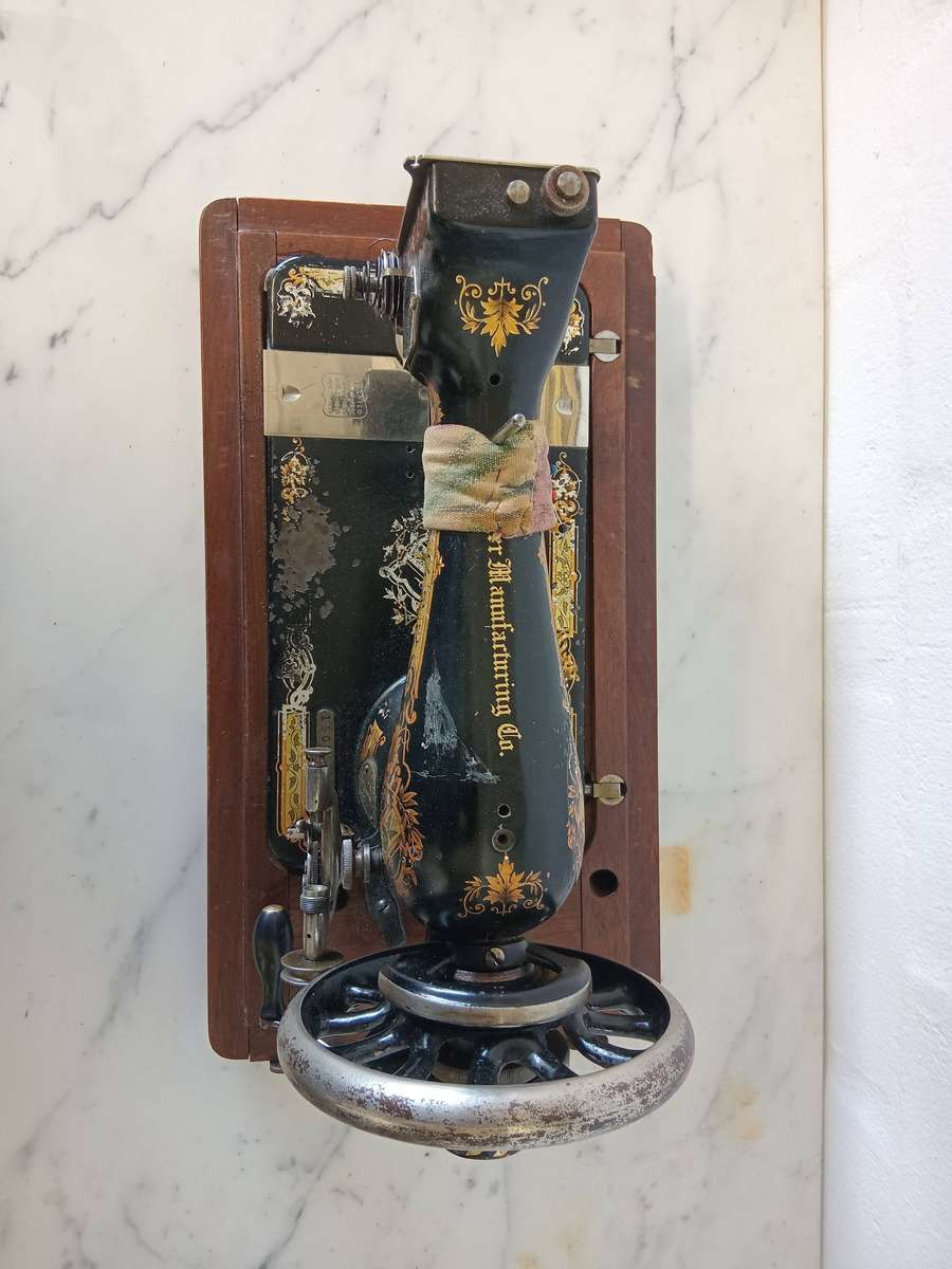 VINTAGE DOMESTIC SINGER SEWING MACHINE WITH CASE