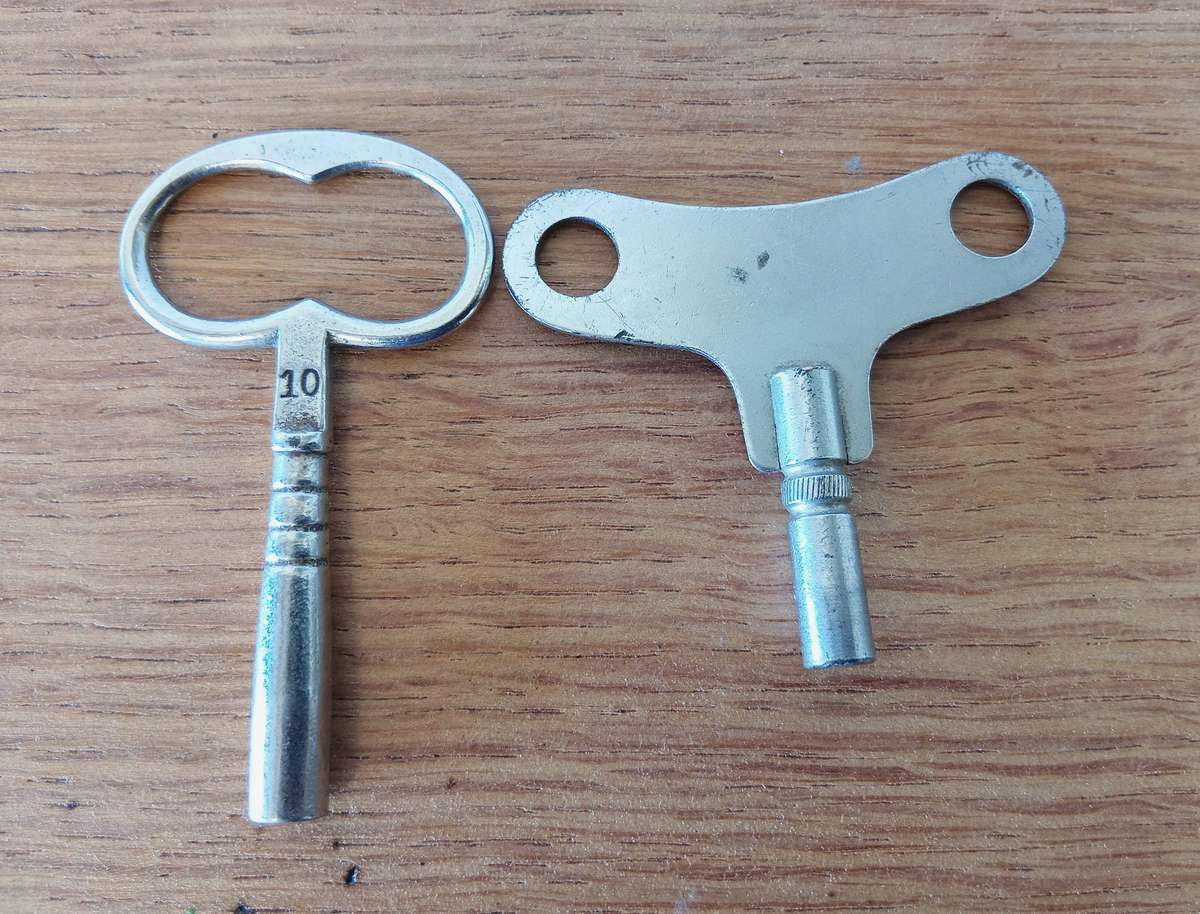 VINTAGE ART DECO ORIGINAL MANTLE CLOCK (HIGHLY COLLECTABLE)