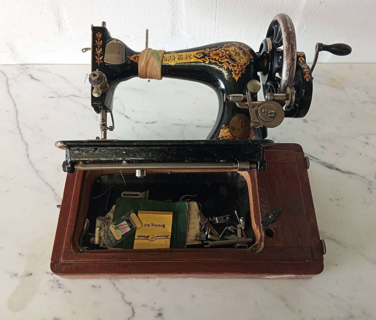 VINTAGE DOMESTIC SINGER SEWING MACHINE WITH CASE
