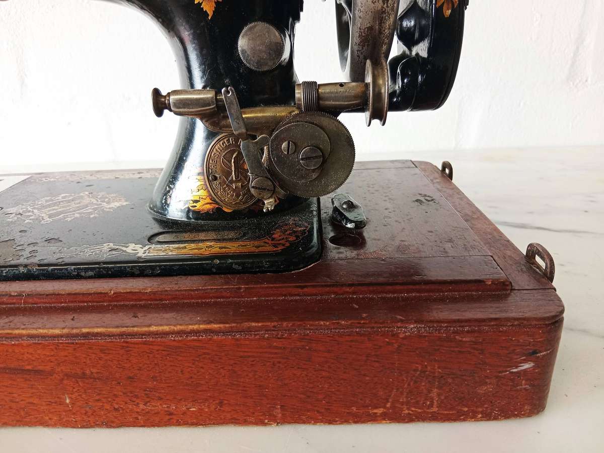 VINTAGE DOMESTIC SINGER SEWING MACHINE WITH CASE