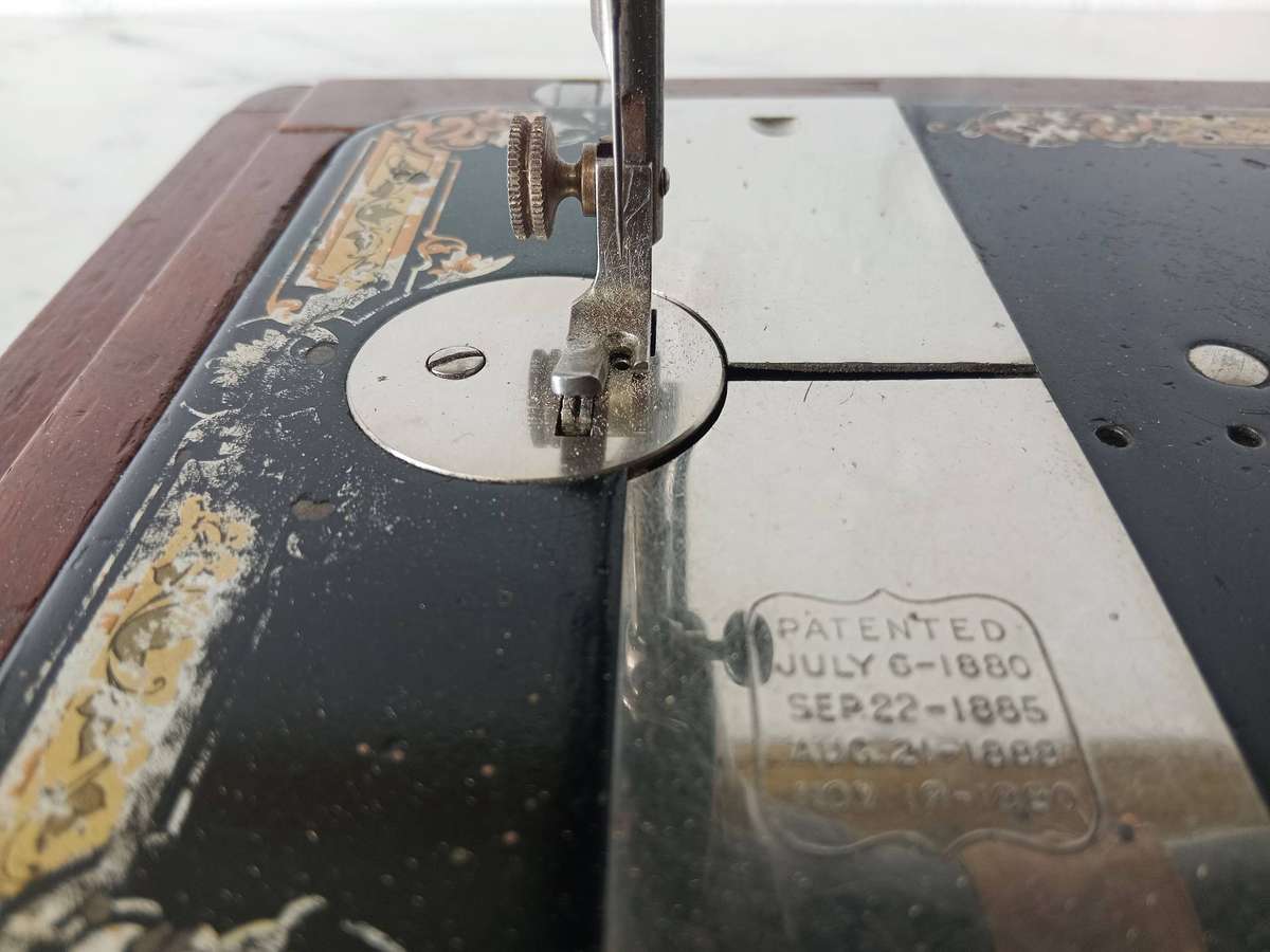 VINTAGE DOMESTIC SINGER SEWING MACHINE WITH CASE