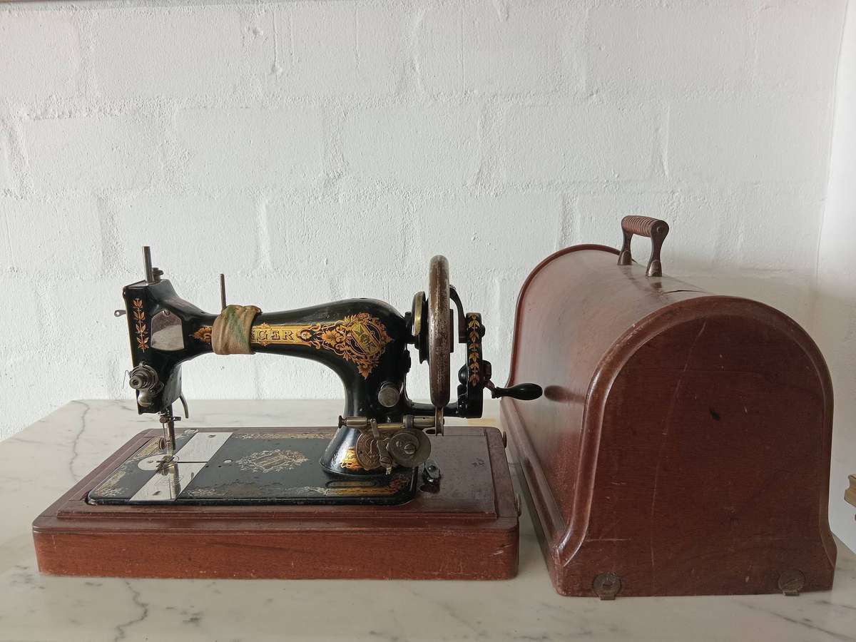 VINTAGE DOMESTIC SINGER SEWING MACHINE WITH CASE