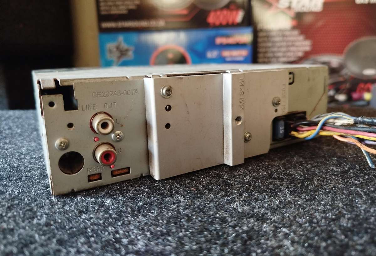 JVC Single Din Car Media Player with USB/AUX/CD (KD-R416)