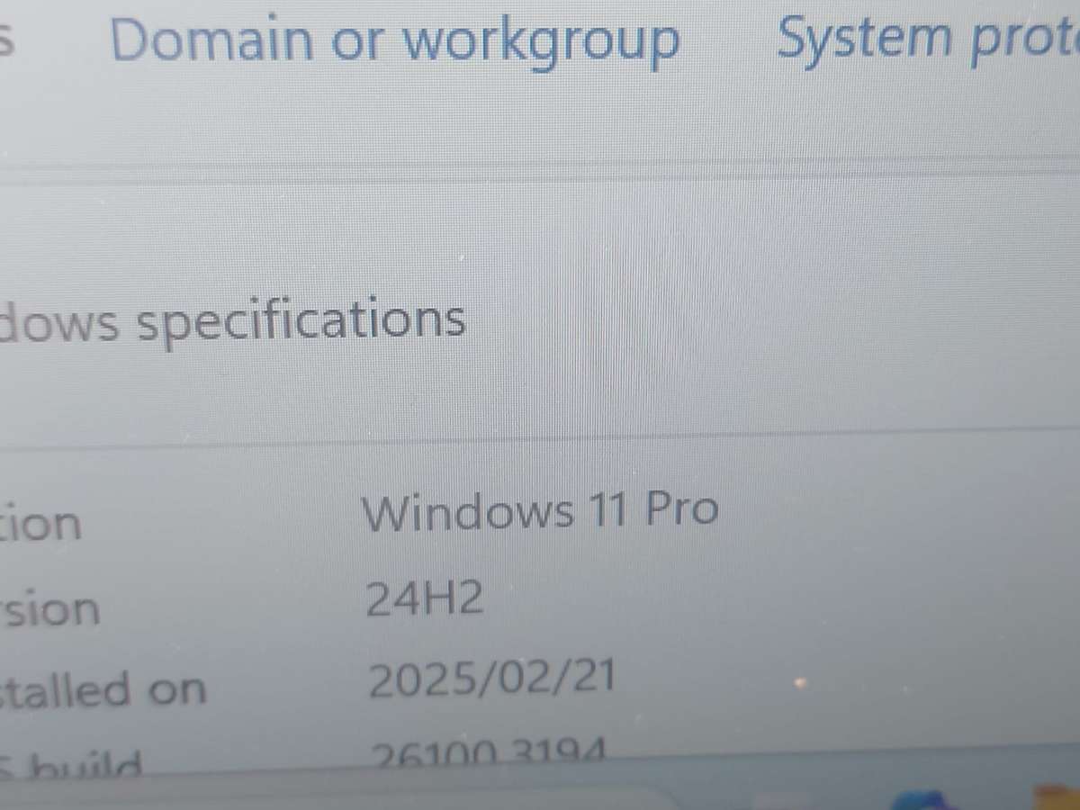 MSI Modern 14 B11MOU - Intel i5-1155G7 @ 2.50GHZ - Going for R 12000 new