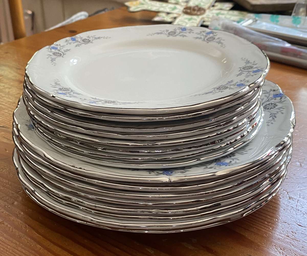 DINNER PLATES AND SIDE PLATES