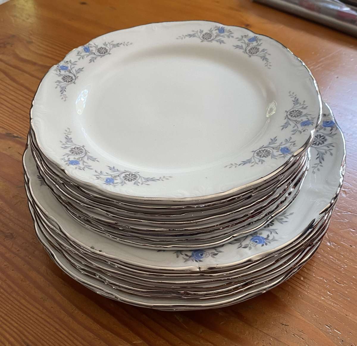 DINNER PLATES AND SIDE PLATES