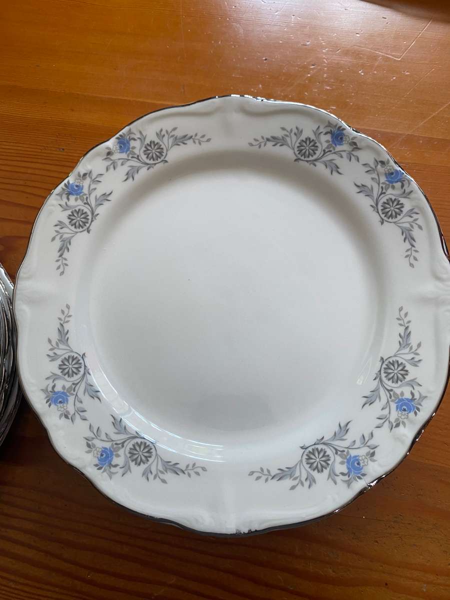 DINNER PLATES AND SIDE PLATES