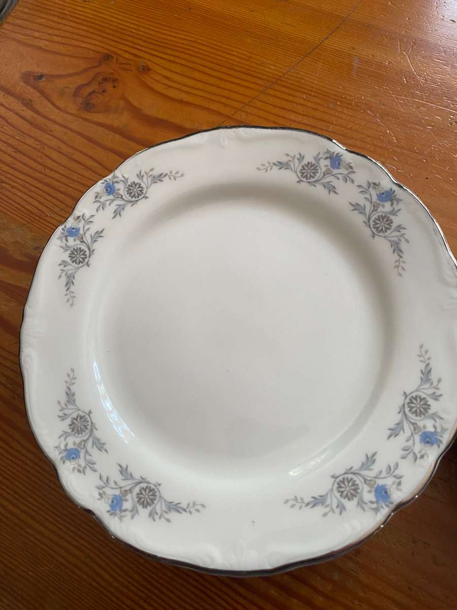 DINNER PLATES AND SIDE PLATES