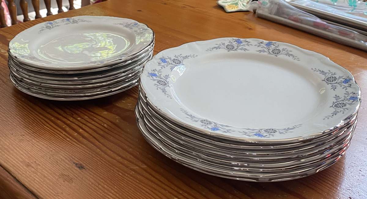DINNER PLATES AND SIDE PLATES