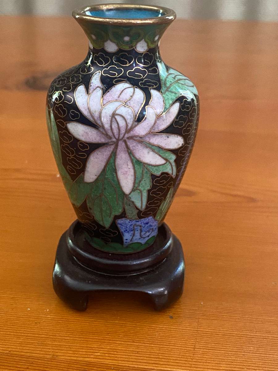 ONE SMALL CLOISONNE POT