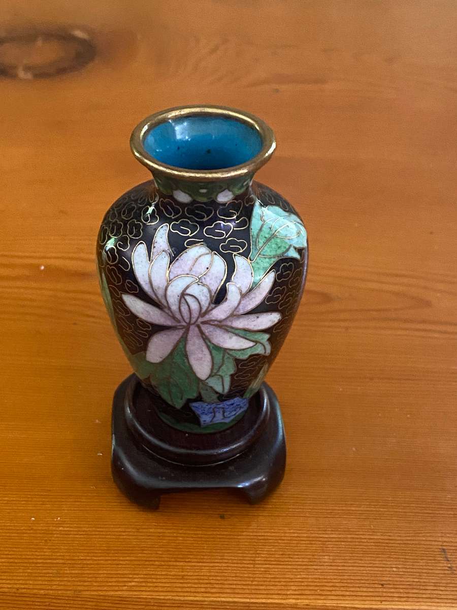 ONE SMALL CLOISONNE POT