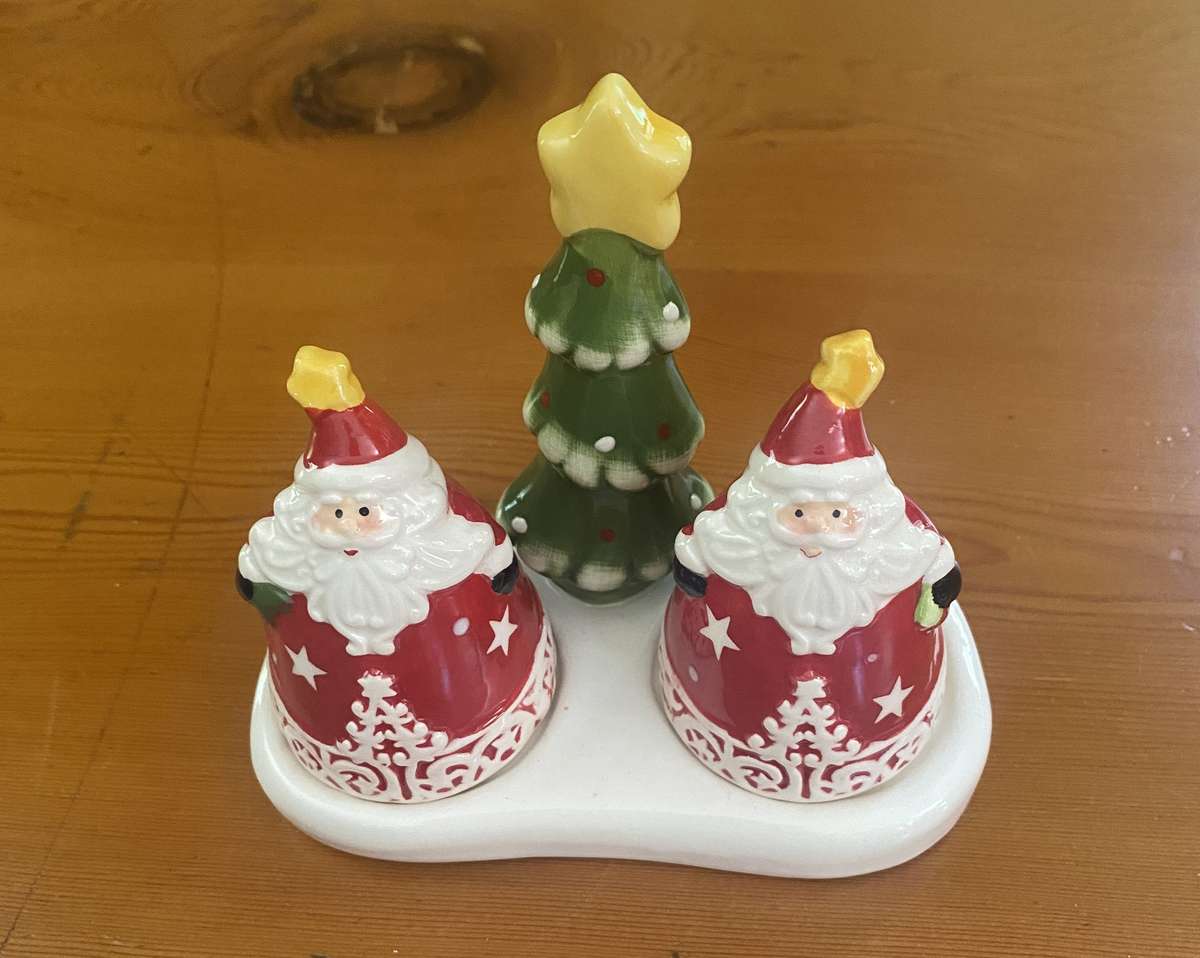 SANTA SALT AND PEPPER SET