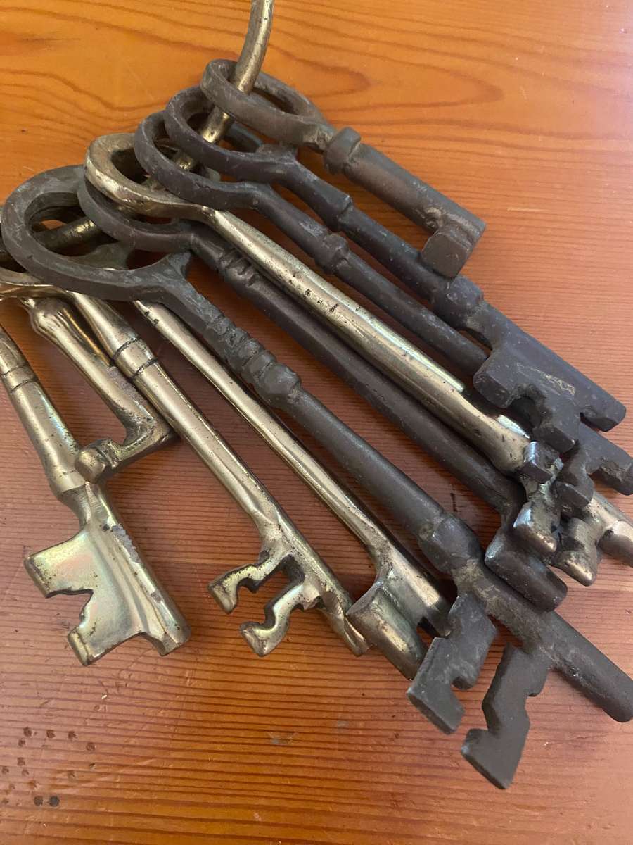 VINTAGE BRASS KEYS