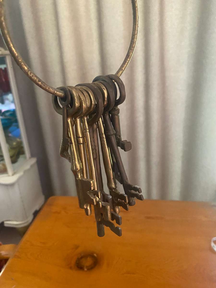 VINTAGE BRASS KEYS