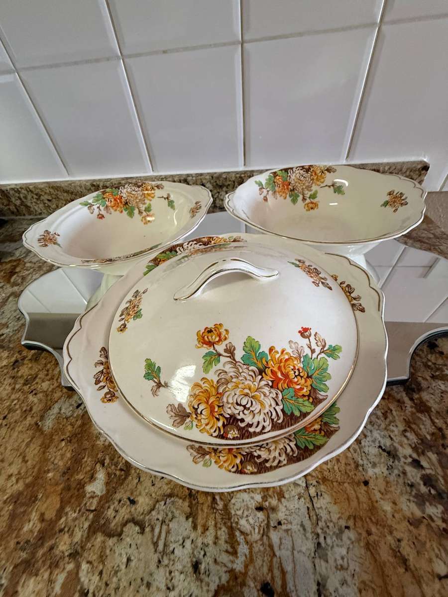 THREE VINTAGE GRINDLEY DISHES