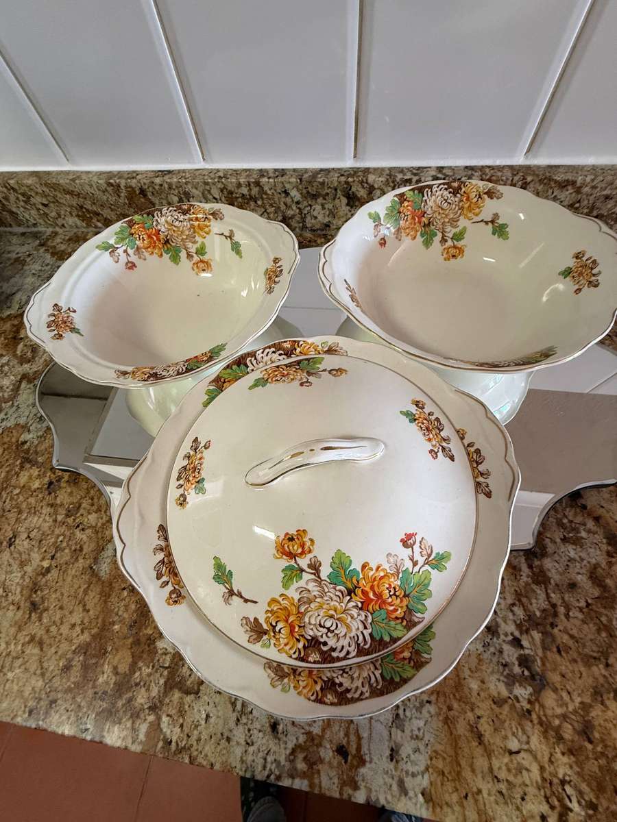 THREE VINTAGE GRINDLEY DISHES