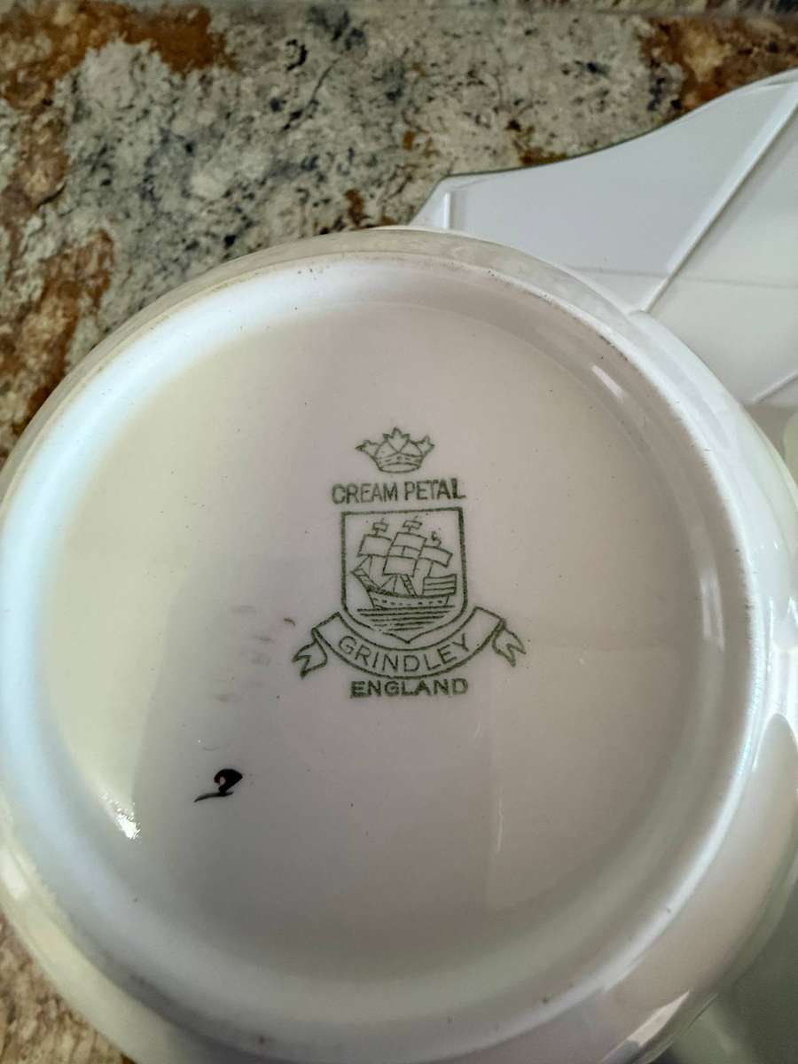 THREE VINTAGE GRINDLEY DISHES