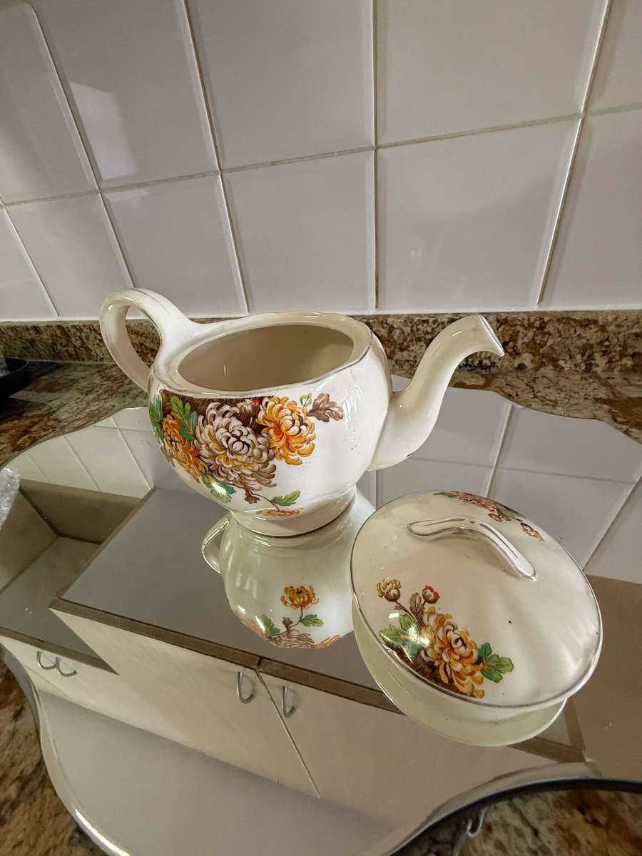 VINTAGE GRINDLEY CREAM PETAL TEA POT
