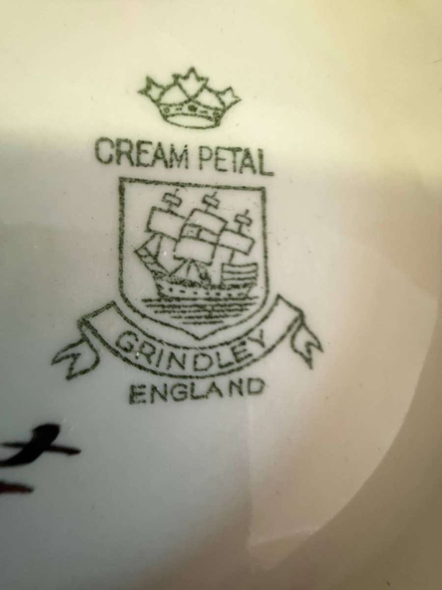 VINTAGE GRINDLEY CREAM PETAL TEA POT