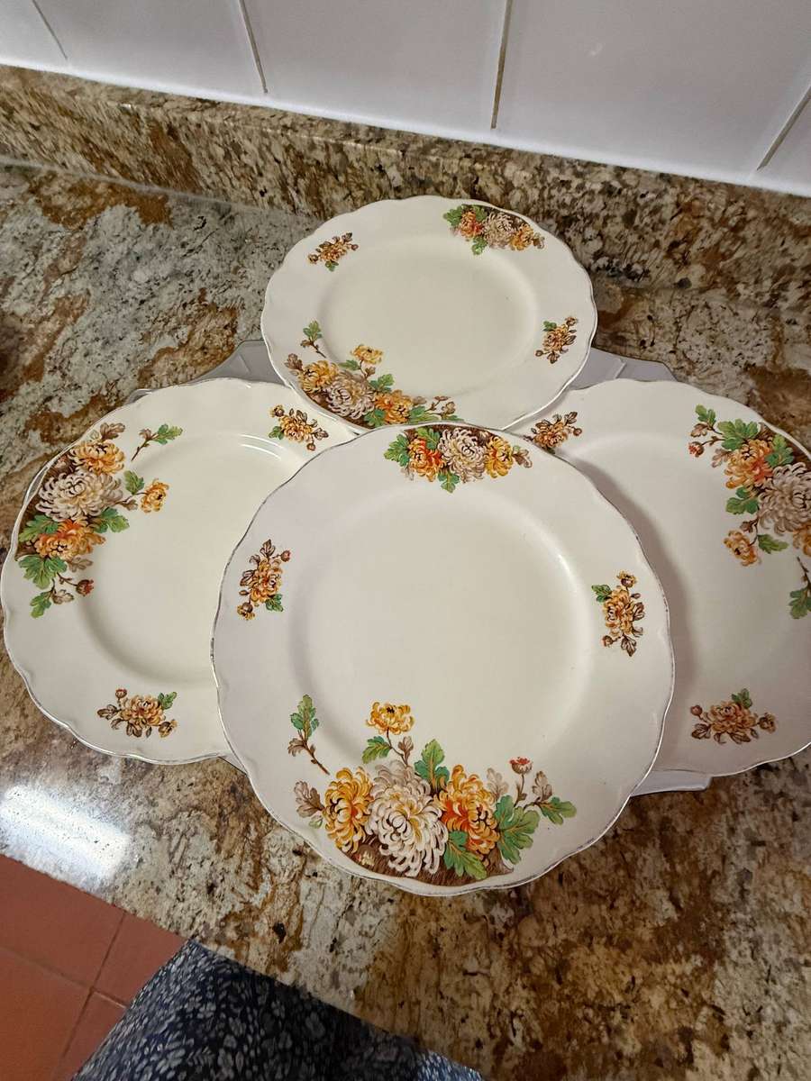 VINTAGE GRINDLEY DINNER PLATES