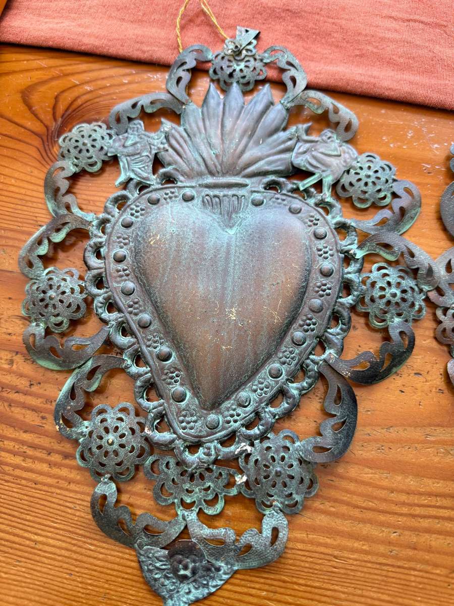 ORNATE HART SHAPE DECORATIVE WALL HANGING