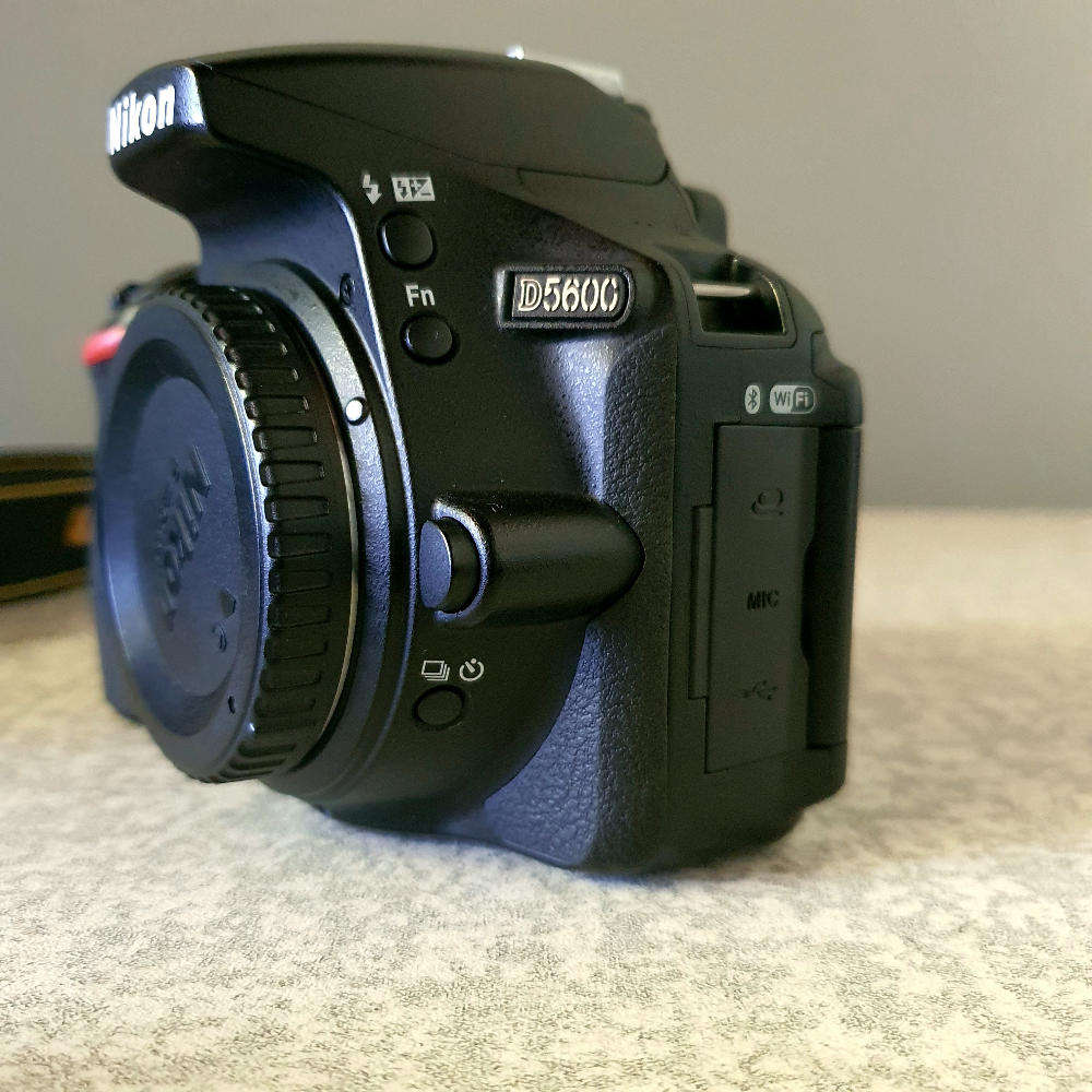 Nikon D5600 Full kit ( 2 lenses ) + Vanguard Bag